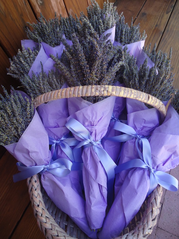 lavender-wands-wrapped-and-ready-to-give-as-gifts